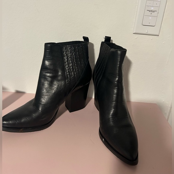 lightly worn Marc Fisher Black ankle boots - Picture 2 of 3